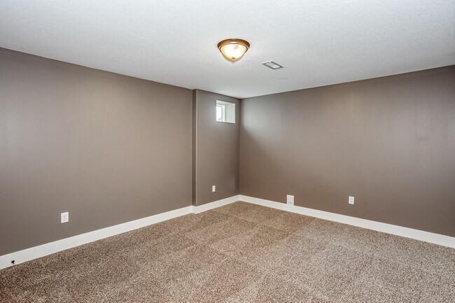 Building Photo - Stunning 5 bedroom Ranch style home