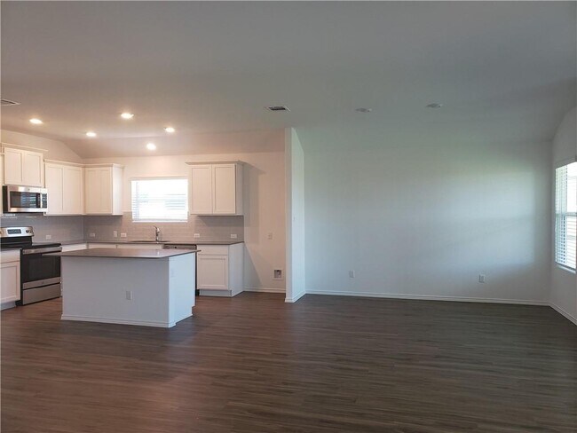Building Photo - 104 Mountain Maple St