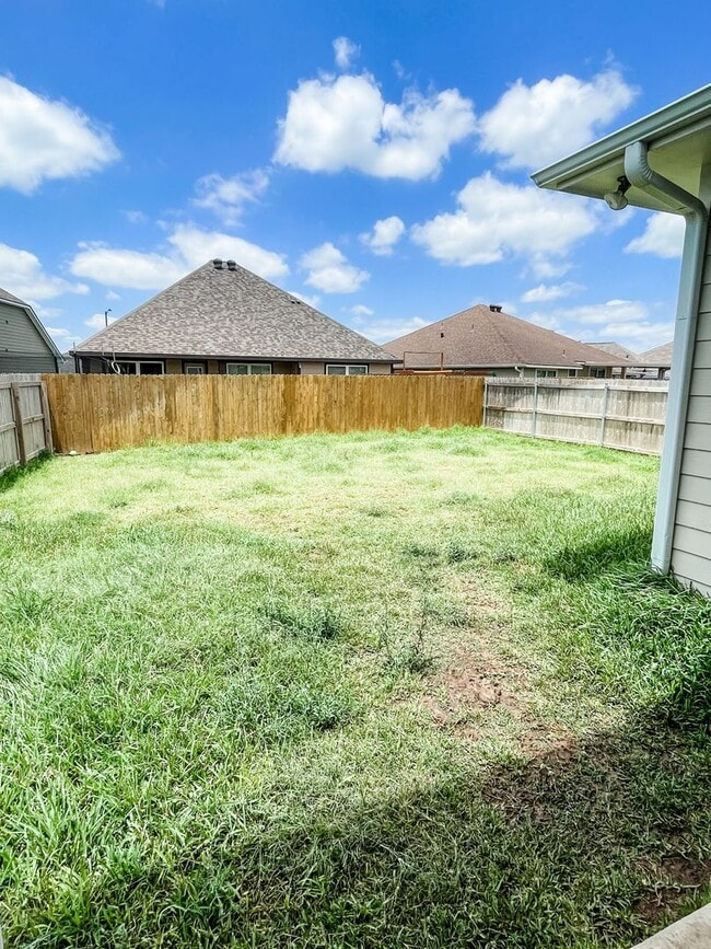 Building Photo - 3 bed/2 bath House w/ January 2026 Move In!