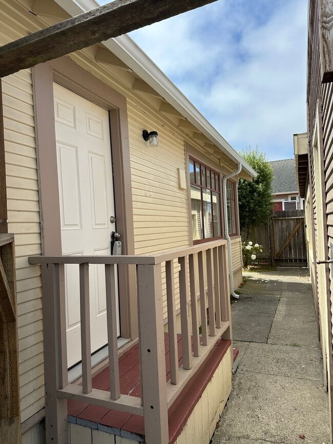 Building Photo - Charming 1 Bed, 1 Bath Cottage – Detached ...