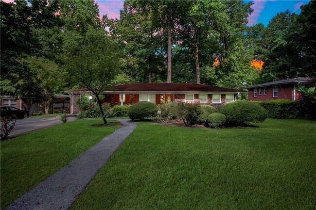 Building Photo - 2558 Woodacres Rd NE