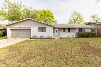 Building Photo - 1556 Singleton Ave