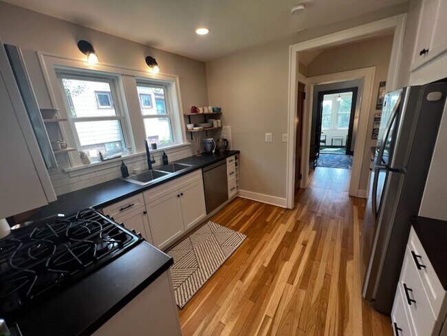 Building Photo - Duluth MN - 3 Bed - 1 1/4 bath