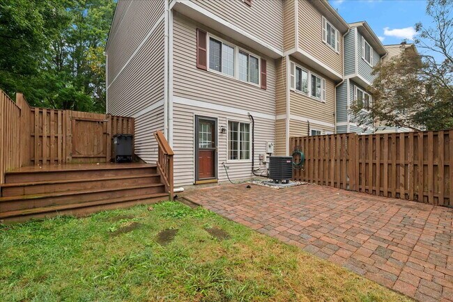 Building Photo - "Charming 2-Bed Townhouse with great upgra...