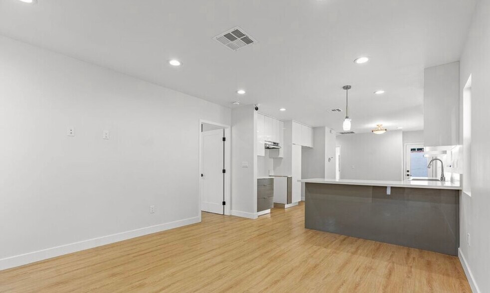 Building Photo - 1113 N Pass Ave