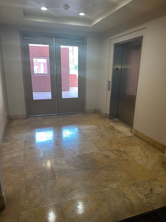 Building Photo - Guard gated Park Ave Condo