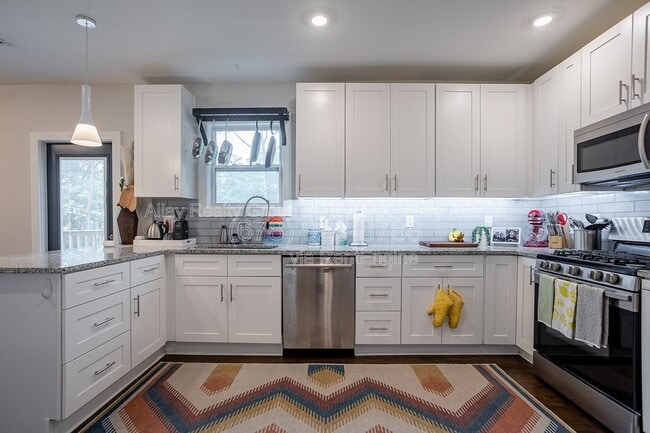 Building Photo - 1016 Coleman St SW