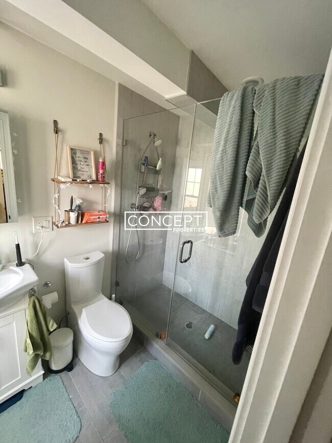 Building Photo - 64 Gordon St