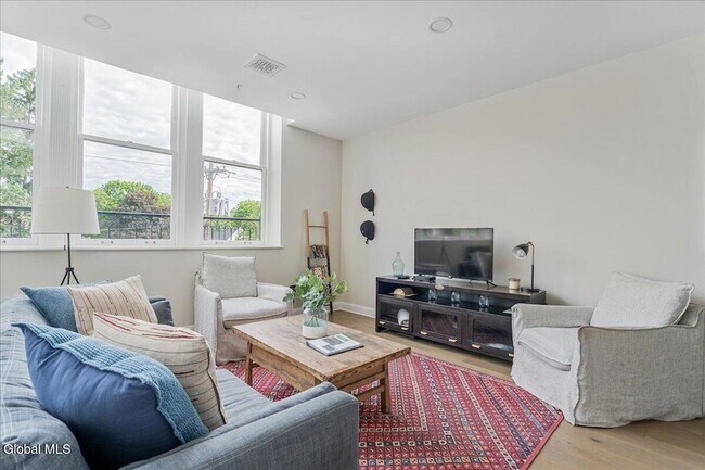 Building Photo - 77 Van Dam St