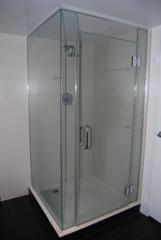 Building Photo - 1 BR 1 BA Condo in The Montage