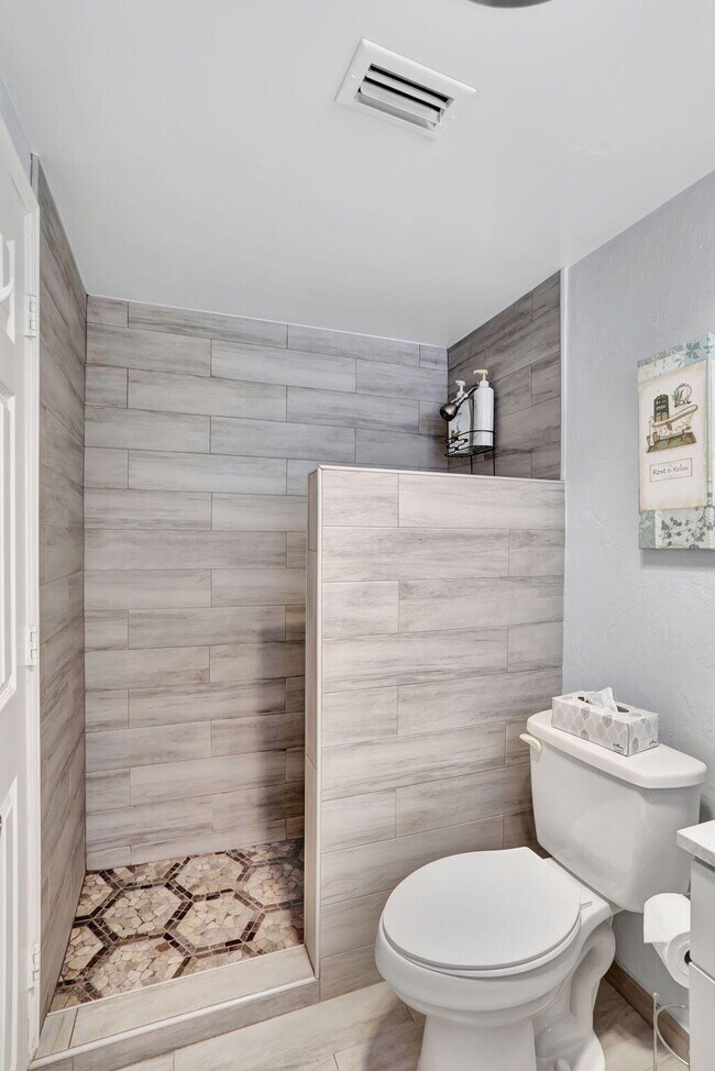 Building Photo - 999 N Riverside Dr