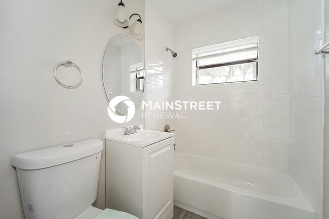 Building Photo - 2 Bedroom Pet-Friendly Home in Oakland Park, FL with Main Street Renewal