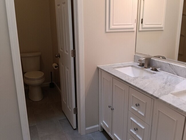 Building Photo - Spacious 4-bedroom, 2-bathroom home! Comin...