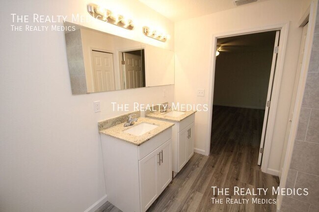 Building Photo - 182 Hillock Ave NW