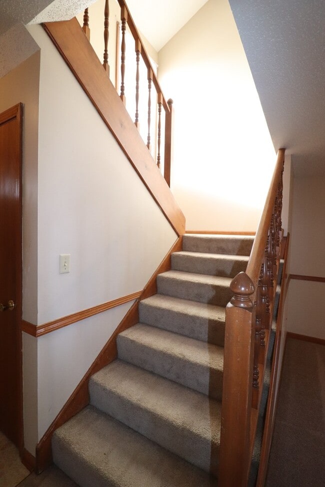 Building Photo - Spacious Townhome