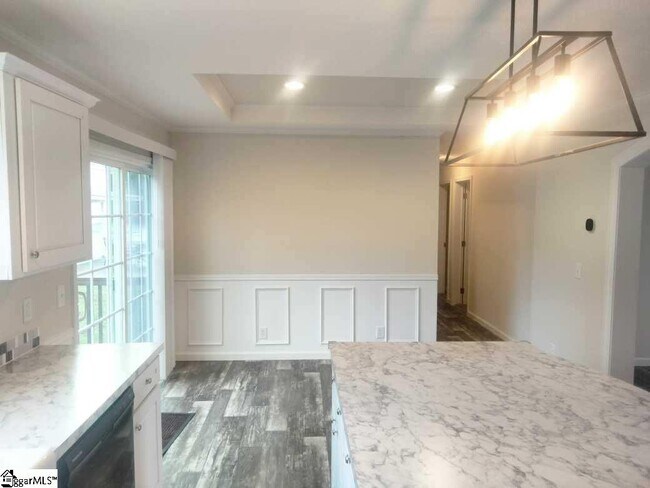 Building Photo - 5 Charles St