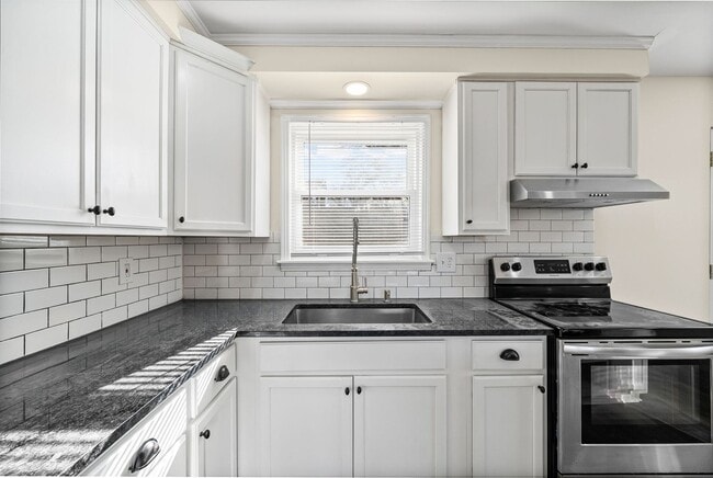 Building Photo - 564 Briarwood Dr