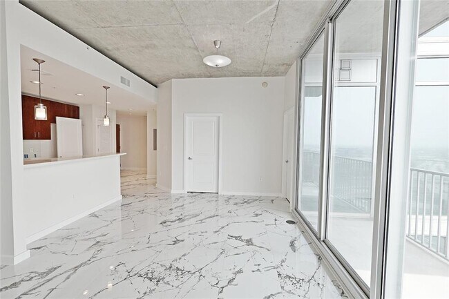 Building Photo - 5925 Almeda Rd