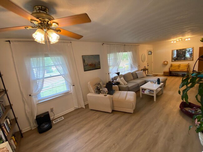 Building Photo - Charming Ranch Style Home - On Corner Lot!