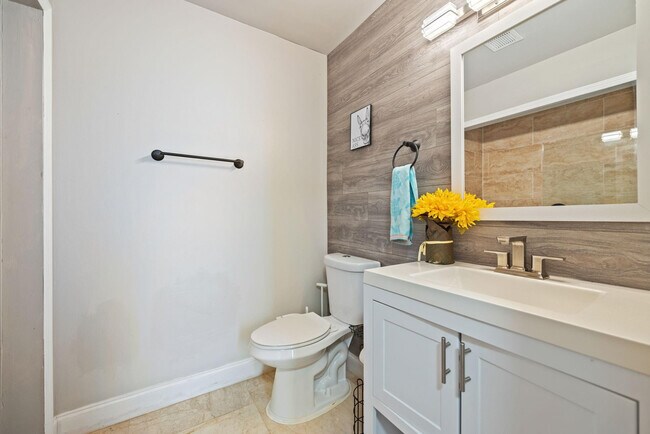 Building Photo - 6187 Laurel Ln