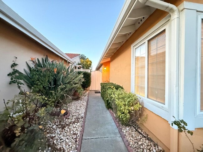 Building Photo - Bright & Spacious 3 Bedroom, 2 Bath Home in Fremont — Solar Included!