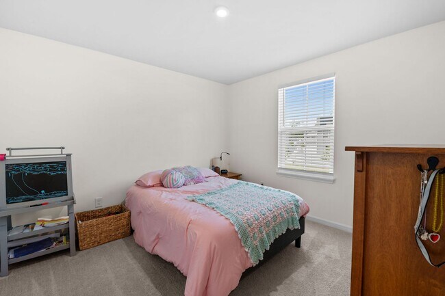 Building Photo - Beautiful 4-Bedroom Home with Fenced Backyard & Open Floor Plan!