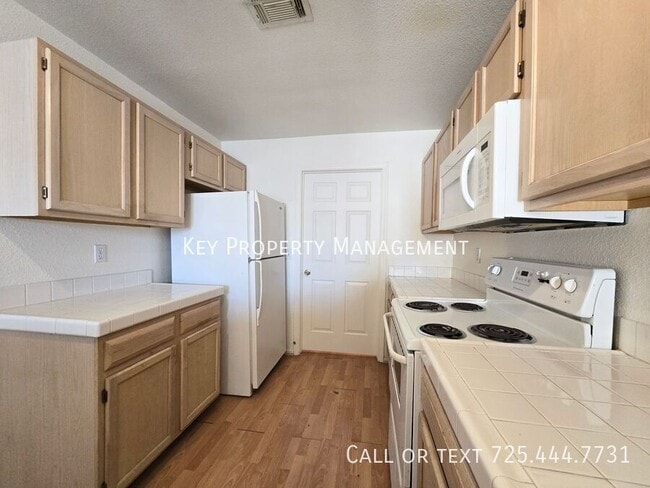 Building Photo - COZY 2 BED, 2 BATH UPSTAIRS CONDO* GATED C...