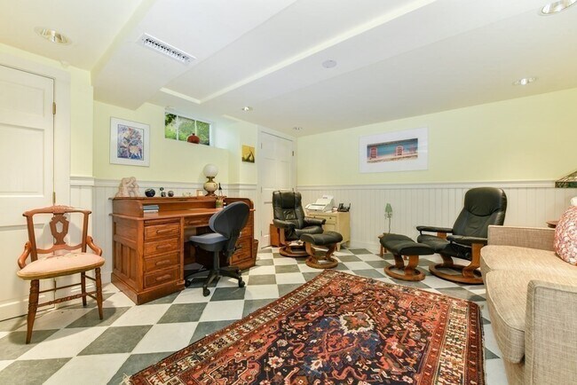 Building Photo - 14 Ash St