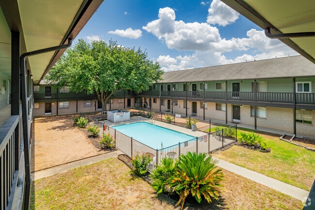 Courtyard - Robinson Manor Apartments