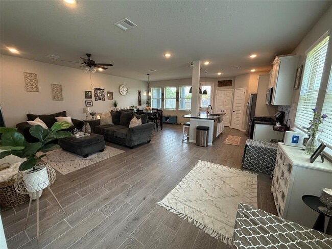 Building Photo - 5621 Hyde Park Dr