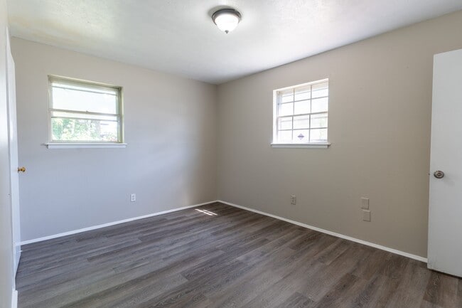 Building Photo - Midwest City Rent to Own!