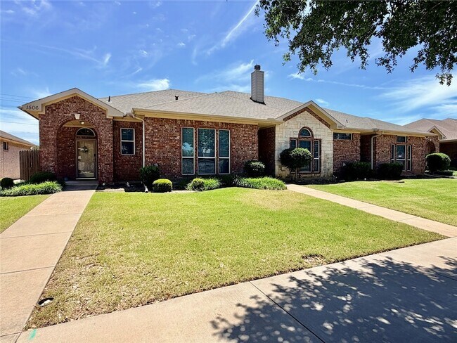Building Photo - 1506 Poinsettia Blvd