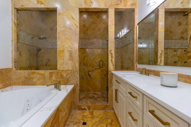 Building Photo - 4/3 Stunning Waterfront home in the heart of Clearwater Beach!