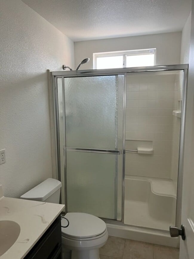 Building Photo - Spacious house in Elk Grove!