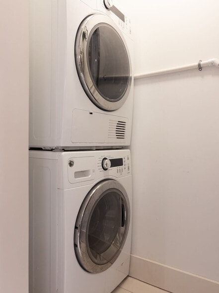 Building Photo - 64 Isle Of Venice Dr