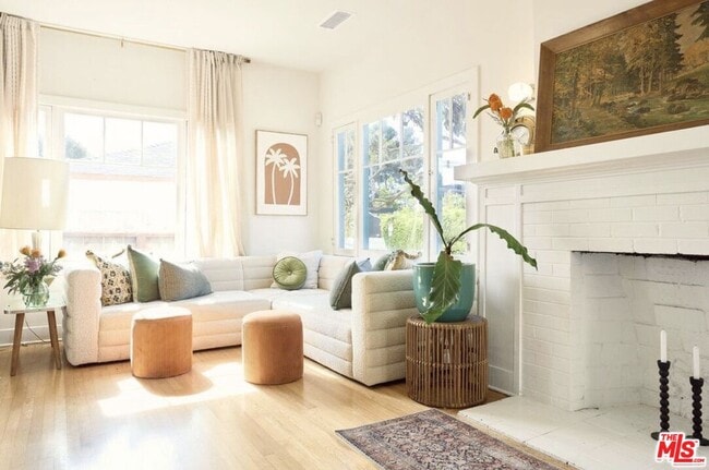 Building Photo - 818 Palms Blvd