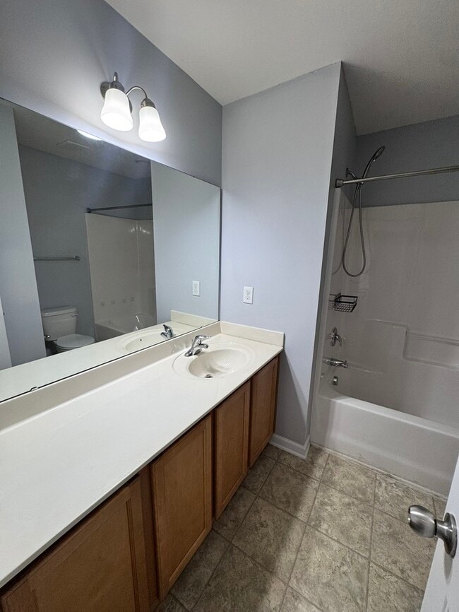 Building Photo - MOVE IN READY! 3 Bed 2.5 Bath Town Home