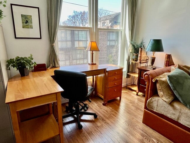 Work station - 1144 W Schubert Ave