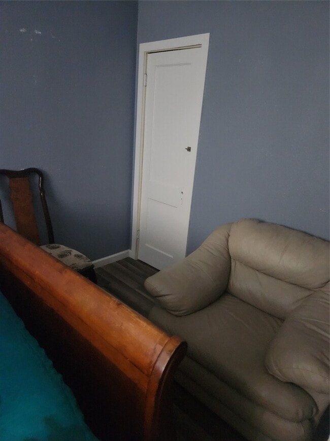 Building Photo - 715 S Market St