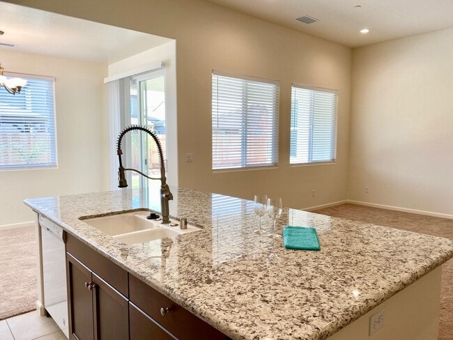 Building Photo - $2,295 Bullard & Leonard, Charming 3 Bedroom - La Canada Ave, Clovis