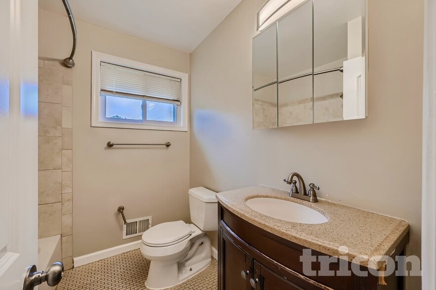 Building Photo - 2012 Royal Garden Dr