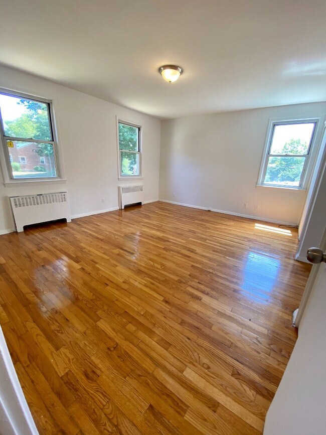 Building Photo - 157 White Plains Rd