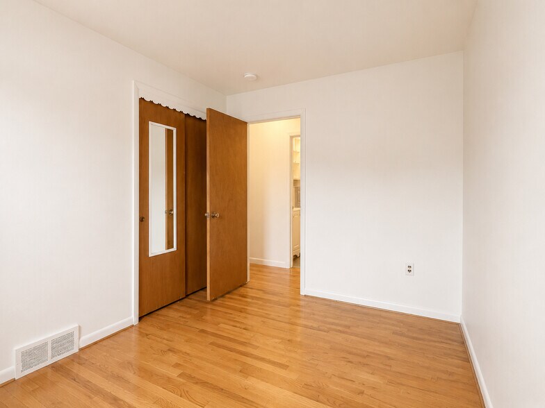 Building Photo - 527 W Marion St