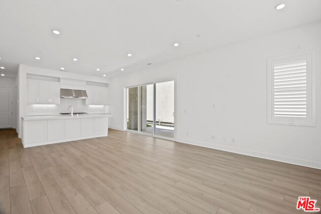 Building Photo - 147 Sawbuck