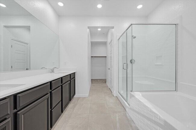 Building Photo - Iron Mountain Townhome with attached garage