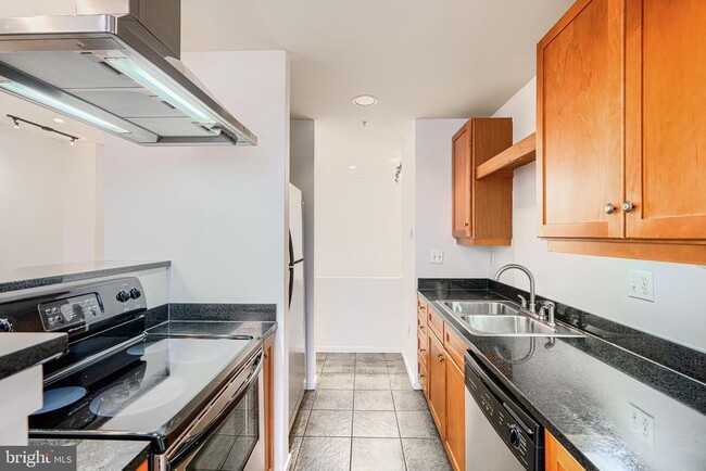 Building Photo - 1211 Light St