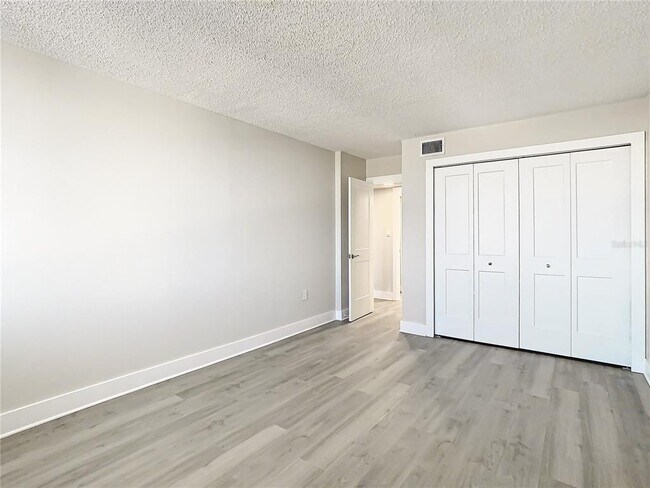 Building Photo - 400 Island Way