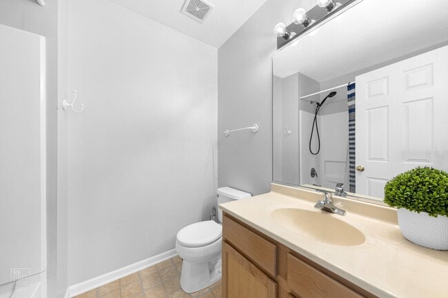 Building Photo - 2 Bedroom 2.5 Bath 1 Car Garage located in...
