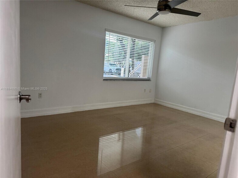 Building Photo - 670 NW 85th Pl