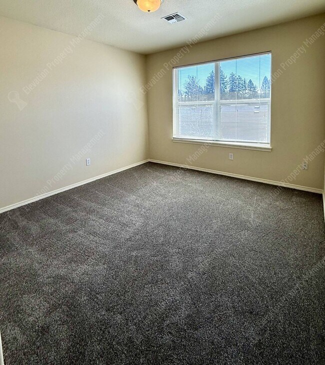 Building Photo - Updated 3 BR/2.5  BA with new flooring and paint!